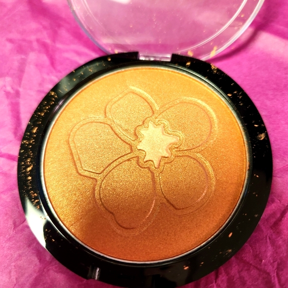 Avon bronzing powder - Picture 1 of 5